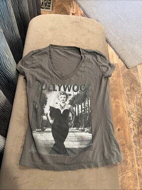 Hollywood Graphic V-Neck Short Sleeve Tee - Gray